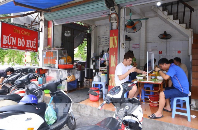 Một quán ăn trên phố Đại Cồ Việt.