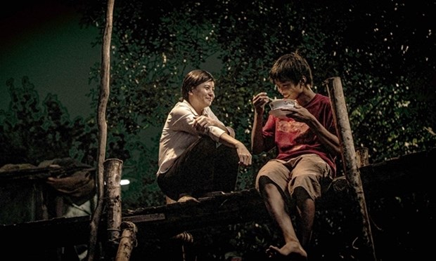   Một cảnh quay phim ''Ròm'' cùng nam chính Trần Anh Khoa.  