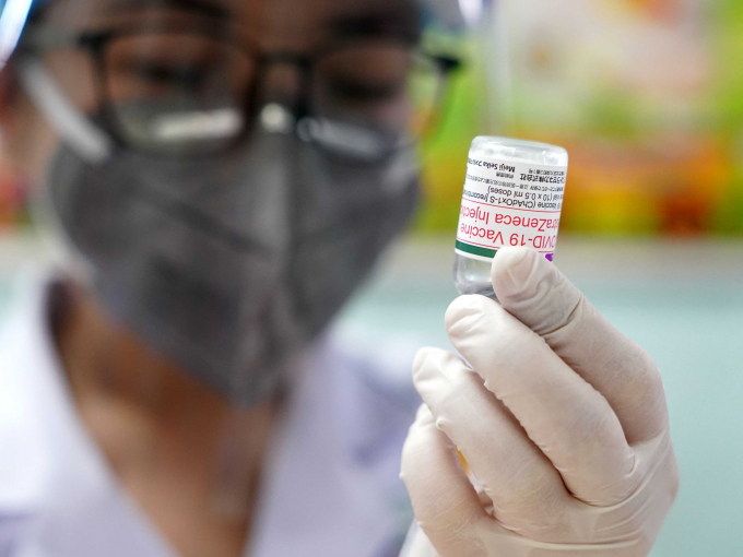 Một nhân viên sân bay Tân Sơn Nhất tiêm 2 mũi vắc xin Covid-19 cùng lúc