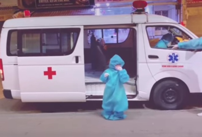 Xót xa với hình ảnh bé gái 5 tuổi dương tính Covid-19 mặc đồ bảo hộ một mình lên xe cấp cứu