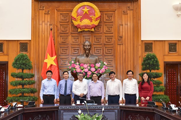   Thủ tướng Phạm Minh Chính chụp ảnh với Chủ tịch Tập đoàn AstraZeneca Nitin Kapoor và các đại biểu. (Nguồn: chinhphu.vn)  