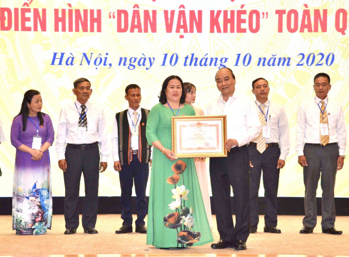 Tháng 10/2020, Thủ tướng Nguyễn Xuân Phúc trao tặng Bằng khen cho chị Đào Thị Tám vì đã có thành tích tiêu biểu trong phong trào thi đua 