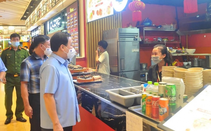 Phó Chủ tịch UBND TP Hà Nội Chử Xuân Dũng kiểm tra công tác phòng chống dịch Covid-19 tại trung tâm thương mại Aeon Mall Long Biên.
