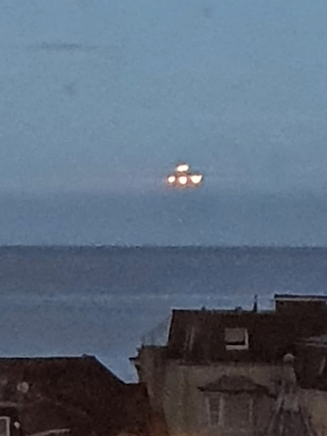   Hình ảnh được cho là vật thể bay lơ lửng trên bầu trời Teignmouth, Devon, tây nam nước Anh, tuần qua. Ảnh: SWNS/Matthew Evans.  