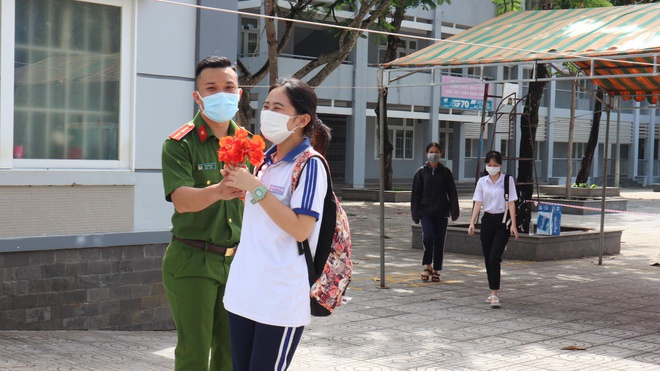 Chiến sĩ công an kết hoa phượng tại sân trường tặng cho nữ sinh thi THPT quốc gia