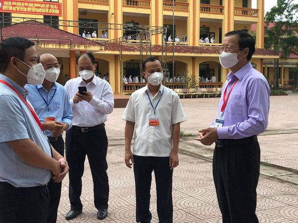 6h30 ngày 7-7, Thứ trưởng Bộ GD-ĐT Phạm Ngọc Thưởng đã có mặt tại điểm thi trường THPT Việt Yên 1 ( Bắc Giang) để kiểm tra việc đón thí sinh đảm bảo phòng dịch. 