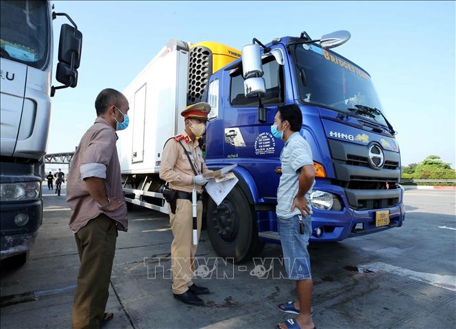 Lực lượng CSGT kiểm tra giấy tờ chủ phương tiện giao thông đi từ tỉnh ngoài muốn vào TP Hà Nội tại Trạm thu phí cao tốc Pháp Vân - Cầu Giẽ (Km188), huyện Thanh Trì.