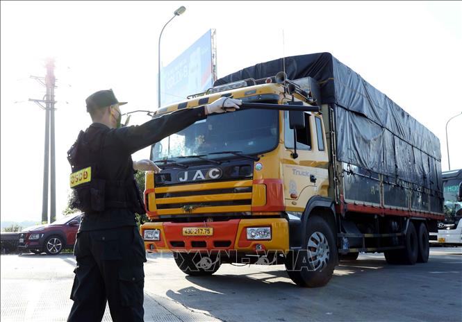 Một xe tải đi từ vùng dịch được lực lượng chức năng yêu cầu quay đầu không cho vào TP Hà Nội tại Trạm thu phí cao tốc Pháp Vân - Cầu Giẽ (Km188), huyện Thanh Trì.