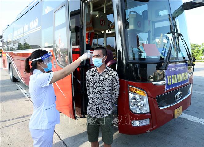 Lực lượng Y tế tiến hành kiểm tra thân nhiệt tài xế xe khách đi từ tỉnh ngoài muốn vào TP Hà Nội tại Trạm thu phí cao tốc Pháp Vân - Cầu Giẽ (Km188), huyện Thanh Trì.