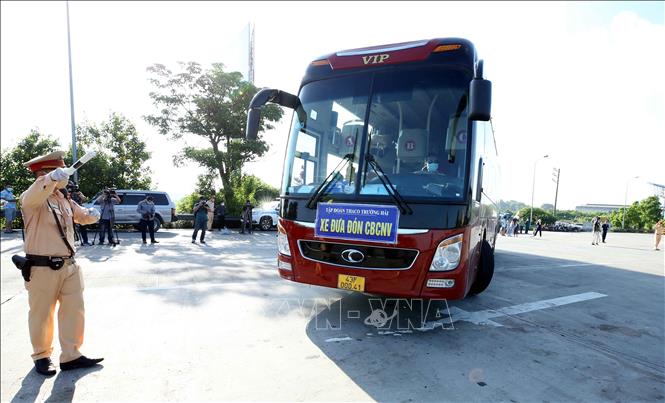 Một xe khách đi từ vùng dịch được lực lượng chức năng yêu cầu quay đầu không cho vào TP Hà Nội tại Trạm thu phí cao tốc Pháp Vân - Cầu Giẽ (Km188), huyện Thanh Trì.