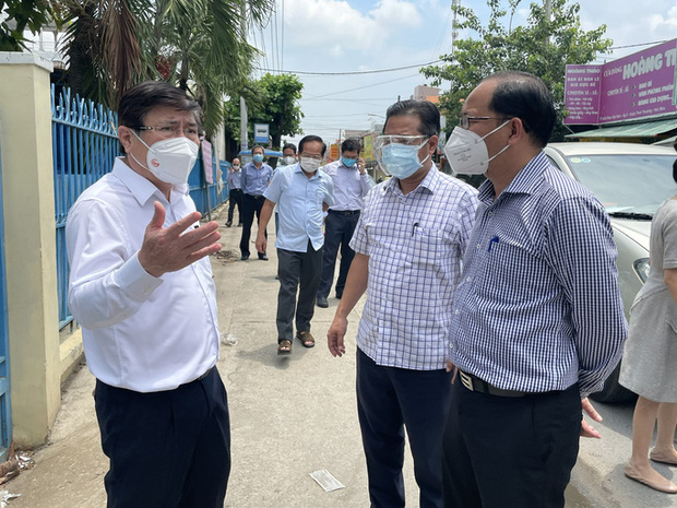   Lãnh đạo TP.HCM khảo sát Khu khám sàng lọc bệnh nhân Covid-19 tại xã Xuân Thới Thượng  