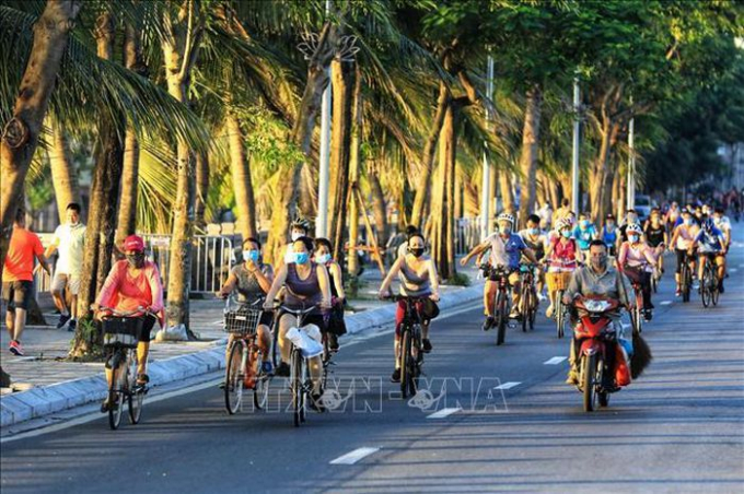   Cảnh tượng người dân thản nhiên đạp xe tập thể dục tại tuyến đường Lạc Long Quân (Ảnh chụp 6h 30 phút sáng 16/7).  