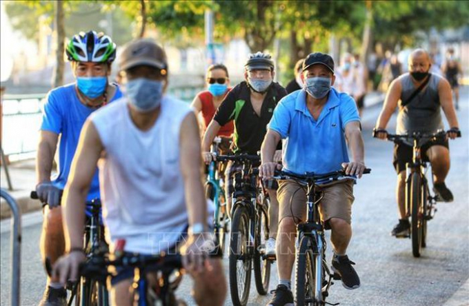   Người dân đổ ra đường đạp xe tập thể dục như chưa hề có lệnh cấm (Ảnh chụp 6h sáng 16/7).  