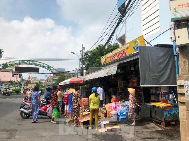           Trong khi đó, một điểm bán hàng tạm hóa cạnh chợ Nguyễn Tri Phương (Q.10, TPHCM) người mua bán tấp nập, không thực hiện giãn cách để phòng chống dịch COVID-19.          