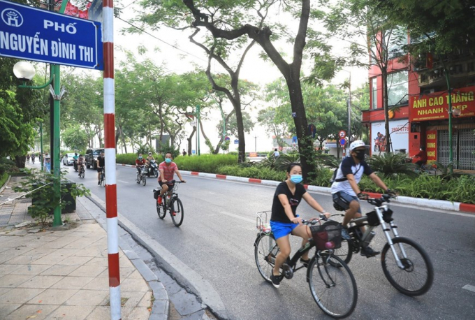 Từ 6h sáng 19/7 trên tuyến đường Thanh Niên vẫn có khá đông người dân ra đường đạp xe tập thể dục. (Ảnh: Thành Đạt/TTXVN)