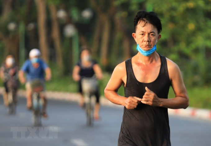 Một số người chạy bộ chủ quan bỏ khẩu trang phòng chống dịch trên đường Thanh Niên (Ảnh chụp 6h 30 sáng 19/7). (Ảnh: Thành Đạt/TTXVN)