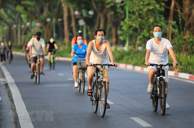 Từ 6h sáng 19/7 trên tuyến đường Thanh Niên vẫn có khá đông người dân ra đường đạp xe tập thể dục. (Ảnh: Thành Đạt/TTXVN)
