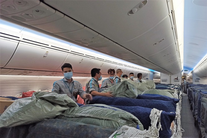           Máy bay thân rộng B787 được tháo ghế hành khách để chở 800 bộ máy thở. Ảnh: VNA.          