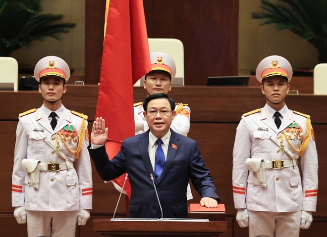           Ông Vương Đình Huệ tuyên thệ sau khi được bầu làm Chủ tịch Quốc hội khóa XV. Ảnh: TTXVN.          