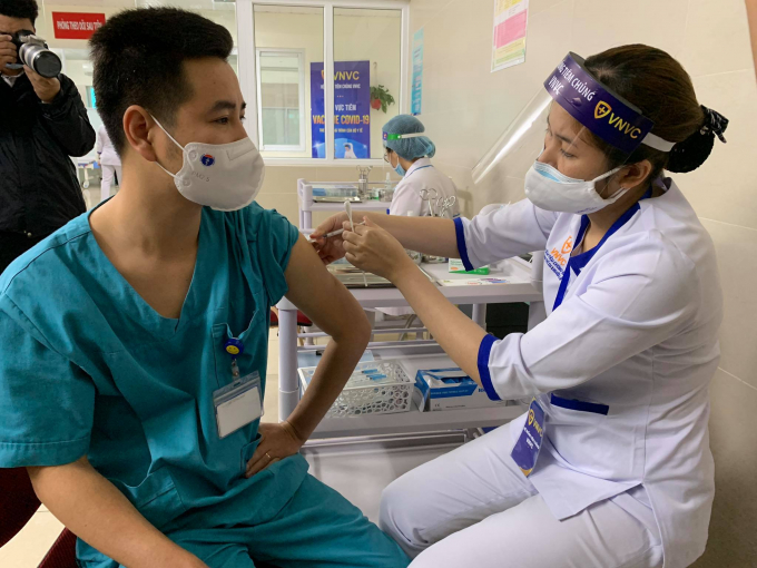 13 đối tượng được ưu tiên tiêm vaccine COVID-19 ở Hà Nội