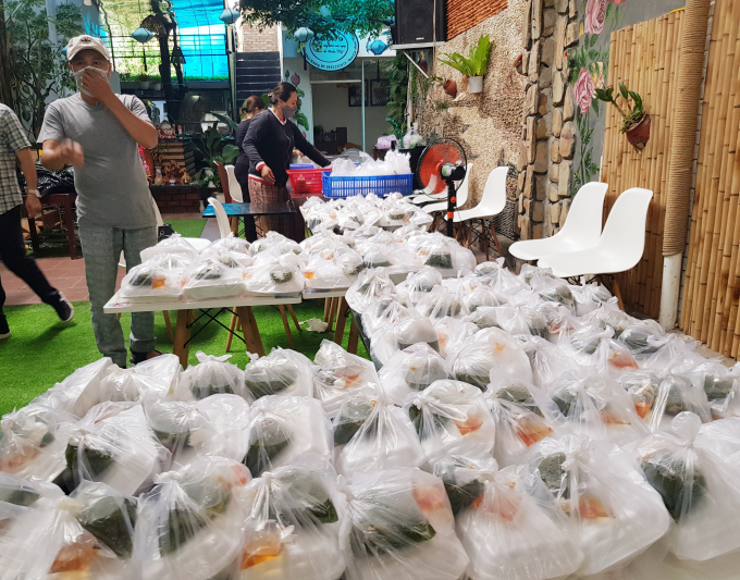Bếp từ thiện ấm lòng hàng trăm người dân cơ nhỡ giữa lòng thành phố Nha Trang