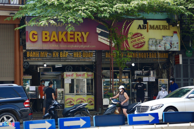           9h, cửa hàng bán bánh mì đầu phố Hào Nam vẫn tấp nập người ra vào.          