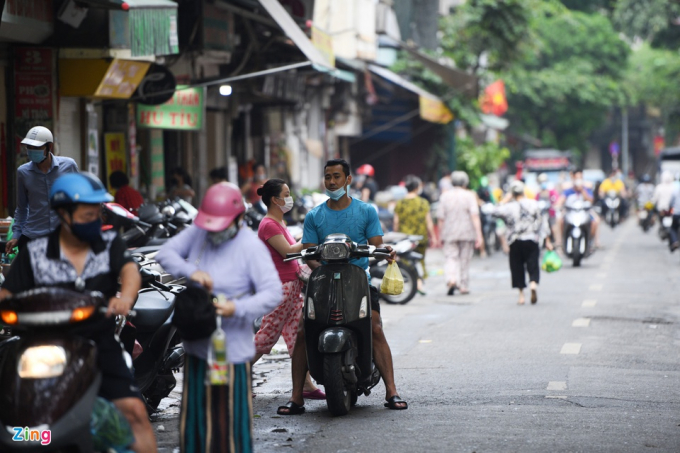           Tại một khu chợ khác trên phố Hàng Than, 8h khá đông người đến mua thực phẩm tích trữ để hạn chế ra ngoài trong 15 ngày Hà Nội tăng cấp độ chống dịch.          