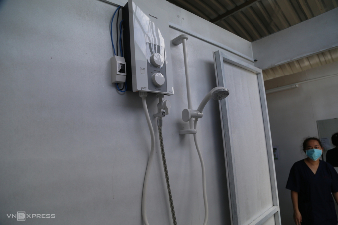   Khu điều trị, cách ly F0 có hơn 40 phòng vệ sinh. Trong đó, phòng vệ sinh ưu tiên cho người cao tuổi có máy nước nóng lạnh.  
