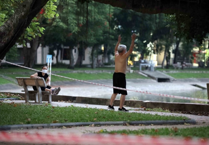 Nhiều người dân Hà Nội vẫn ra đường tập thể dục lúc rạng sáng