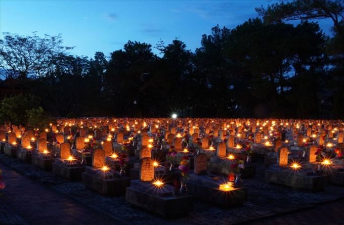 Không chỉ ở Nghĩa trang liệt sĩ Quốc gia Trường Sơn, từ khoảng 18h30 tối 26.7, 60.000 ngọn nến được được các đoàn viên, thanh niên thắp sáng các phần mộ ở 72 nghĩa trang liệt sĩ tỉnh Quảng Trị.