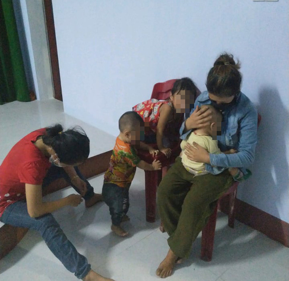  2 phụ nữ và 3 trẻ nhỏ người Nghệ An đang mắc kẹt lại tại Thừa Thiên Huế. Ảnh: P.Đ.  