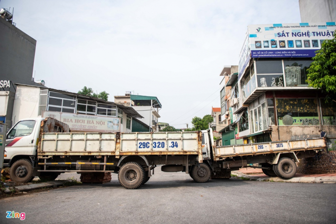 Hà Nội: Dùng xe tải, gạch và thùng container làm chốt phong tỏa