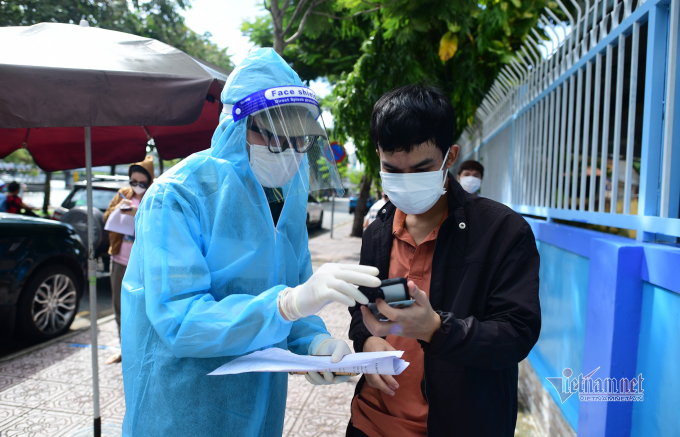 Người dân đăng ký thông tin điện tử được hướng dẫn tiêm vắc xin tại điểm tiêm trường Tiểu học Trần Khánh Dư, quận 1