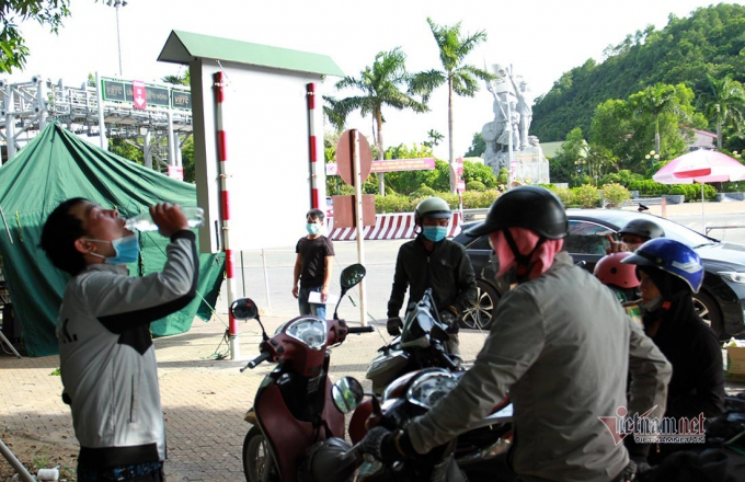 Nhóm 6 người đi trên 3 xe máy từ Bình Dương về đến TP Vinh - Ảnh: Quốc Huy