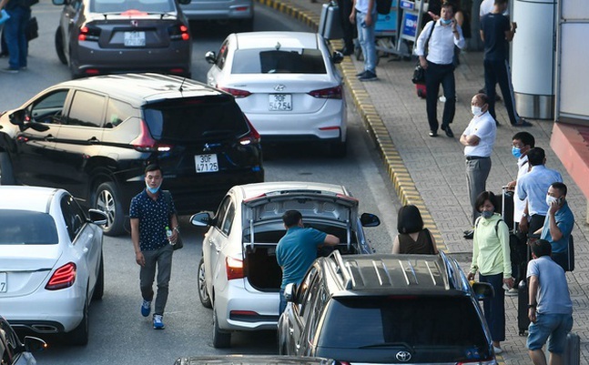 Nhiều tài xế từ chối chở khách đến/đi từ sân bay Nội Bài