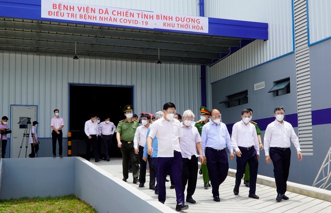           Chủ tịch nước Nguyễn Xuân Phúc kiểm tra bệnh viện dã chiến tỉnh Bình Dương. Ảnh: Ban Tuyên giáo Bình Dương.          