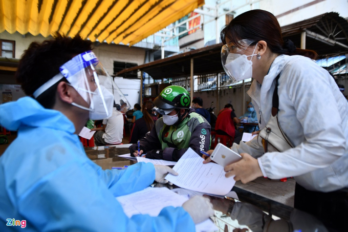           Cũng tại điểm tiêm trường tiểu học Phạm Văn Hai, nhiều người dân từng vắng mặt hoặc không đủ điều kiện tiêm vaccine trước đây được xem xét tiêm chủng nếu sức khỏe đảm bảo.          