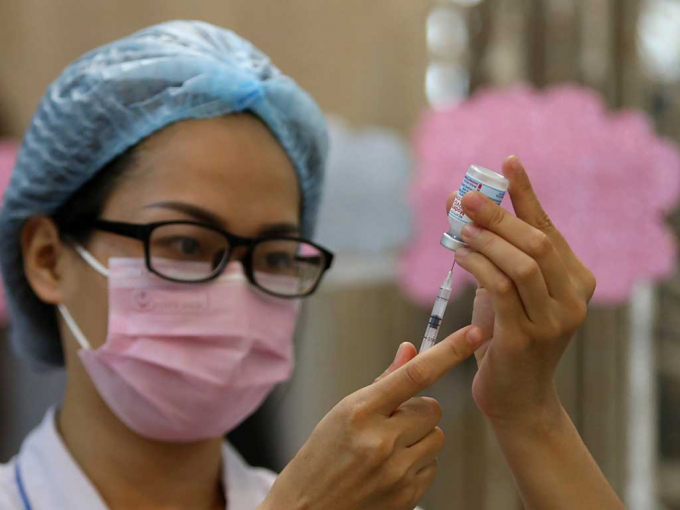 Bộ Y tế điều chỉnh phân bổ vắc xin Covid-19 cho TP.HCM và Hà Nội