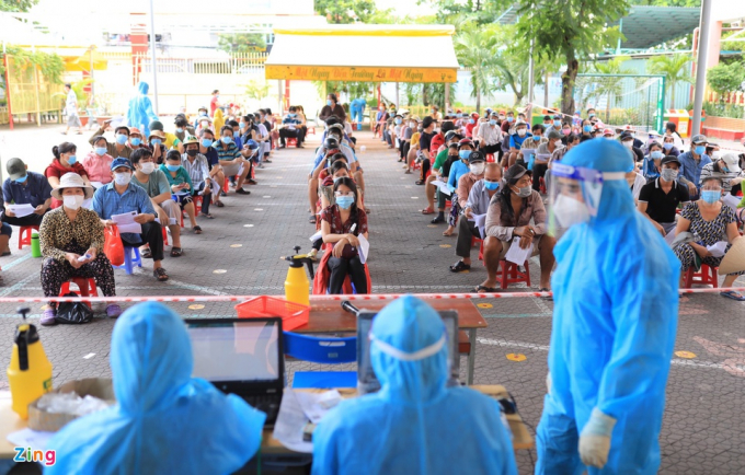           Tại trường Tiểu học Bình Hưng, xã Bình Hưng, huyện Bình Chánh (TP.HCM), lực lượng y tế cho biết đã tiêm hơn 300 liều cho người dân trên địa bàn sáng nay. Dự kiến cuối buổi chiều, điểm này có thể hoàn tất tiêm 600 liều.          