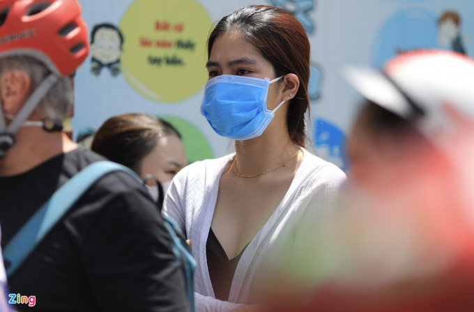         Chị Võ Thị Thanh Nhung (ngụ huyện Nhà Bè) là du học sinh Trung Quốc và thuộc đối tượng tiêm vaccine Vero Cell. Chị Nhung nói có chút lo lắng; tuy nhiên, trong bối cảnh dịch diễn biến phức tạp, việc tiêm vaccine sớm là cần thiết.        