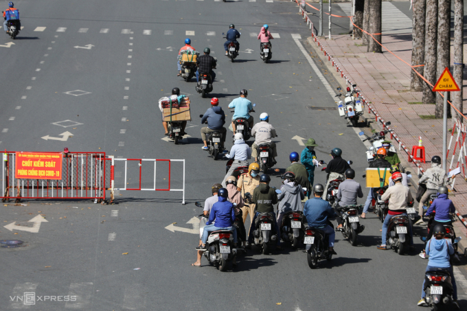   Nhiều xe dừng lại trình giấy trờ ở chốt kiểm soát trên đường Hoàng Minh Giám (quận Phú Nhuận).  