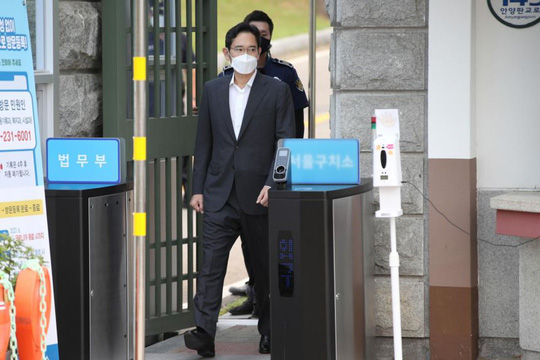   Ông Lee Jae yong vào ngày được mãn hạn tù. Ảnh: Reuters  