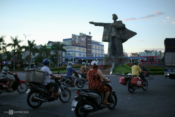   Lúc 5h20, khu vực tượng đài mẹ Nhu trên đường Điện Biên Phủ (quận Thanh Khê) tấp nập phương tiện. Dòng người chủ yếu hướng đến các chợ mua bán.  