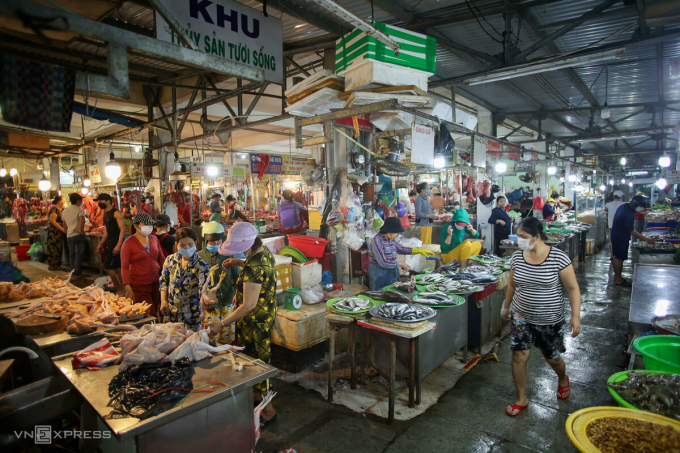   Phía trong chợ, nhiều nhu yếu phẩm đã được bày đầy kệ để phục vụ việc mua sắm của người dân.  