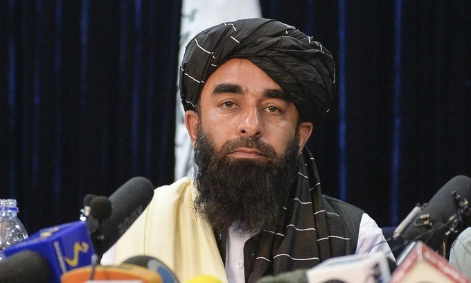   Phát ngôn viên Mujahid trong cuộc họp báo tại Kabul, Afghanistan, hôm 17/8. Ảnh: AFP.  