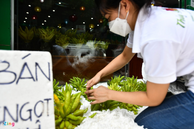           Nhân viên một chuỗi cửa hàng trái cây nổi tiếng tại Hà Nội bày phật tử ra trước cổng để bán. Đây là loại trái cây trang trí được nhiều người dân ưa chuộng cho dịp lễ.          