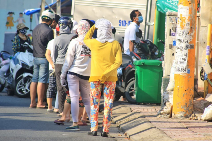           Dòng người tràn xuống lòng đường ở cửa hàng thực phẩm trên đường Nơ Trang Long (Q.Bình Thạnh) ẢNH: CAO AN BIÊN          