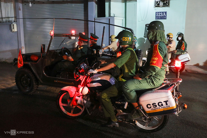   Bộ đội cùng CSGT tuần tra, đảm bảo tuân thủ quy định giãn cách trên đường Quang Trung, quận Gò Vấp. Ảnh: Quỳnh Trần  