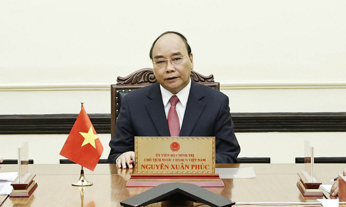   Chủ tịch nước Nguyễn Xuân Phúc trong cuộc điện đàm tối 23/8. Ảnh: BNG.  