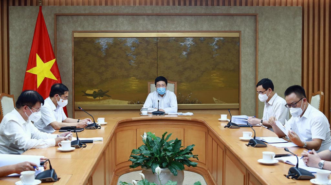   Phó thủ tướng Phạm Bình Minh họp với Tổ công tác ngoại giao vắc xin. ẢNH HẢI MINH  